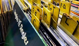 Мужчины покупают больше музыки, чем женщины