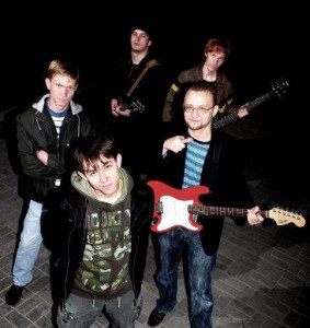 Состав 7Атмосфер: Евгений Котков – вокалист, текстовик; Максим Рычков – бас-гитарист; Сергей Ефремов – ударник;  Максим Митакович – гитарист-аранжировщик; Александр Яуя – гитарист-аранжировщик.