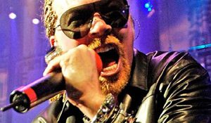 Эксл Роуз судится с бывшим менеджером