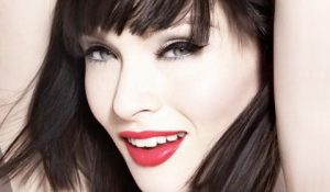 Софи Эллис-Бекстор раздаривает новую песню “Young Blood”