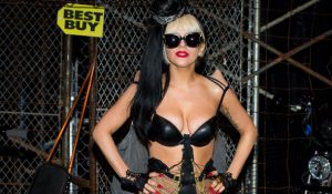 Леди Гага раздала автографы в магазине Best Buy в Нью Йорке (7 фото)