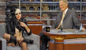 Lady Gaga съела подсказки телеведущего на ток-шоу (5 фото + видео)