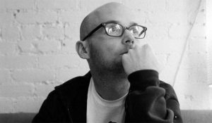 Моби пострадал от электрического тока прямо на сцене (видео)