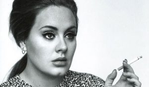 Адель вдохновляет собственное пьянство в одиночестве