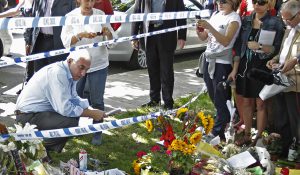 Семья Эми Уайнхаус встретилась с поклонниками певицы у её дома (10 фото)