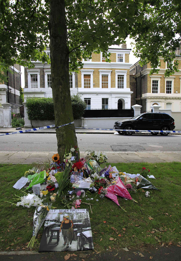Цветы возле дома Эми Уайнхаус
