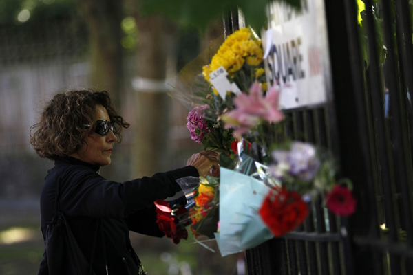 Женщина возложила цветы к дому Эми Уайнхаус