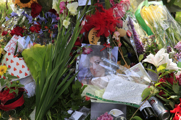 Цветы возле дома Эми Уайнхаус