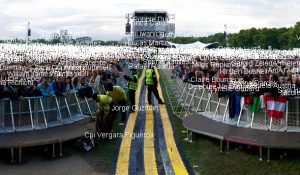 Kings Of Leon устроили соревнование по отметкам на фото