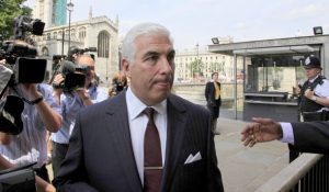 Отец Эми Уайнхаус обсудил проблемы наркомании в парламенте