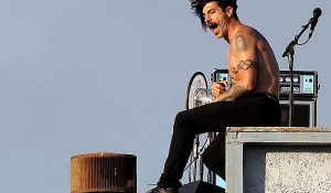 Red Hot Chili Peppers сняли поклонников в новом клипе