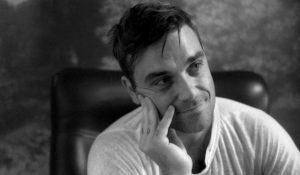 Робби Уильямс упал со сцены и сломал руку поклоннице