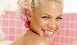 Пинк посчитала комплиментом, что её назвали лесбиянкой