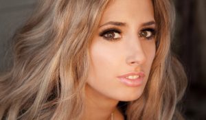 Стейси Соломон подписала контракт на выпуск дебютного альбома