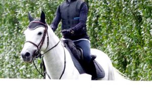 Натурпродукт: Мадонна без макияжа катается на лошади (фото)