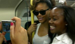 Звезды не ездят в метро? Рианна ездит!