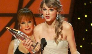 Тейлор Свифт стала «Артистом года» на American Music Awards 2011