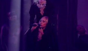 Lady Gaga потеряла голову во время выступления на X Factor UK