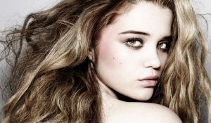 Скай Феррейра примерила парики в клипе на заглавную песню альбома