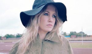 Ladyhawke стала фотографом в новом клипе “Black, White & Blue”