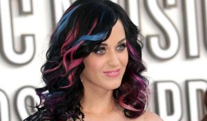 Кэти Перри хранит в кошельке волосы Майли Сайрус и Тейлор Свифт