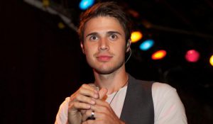 Крис Аллен предложил друзьям “сыграть в игру”