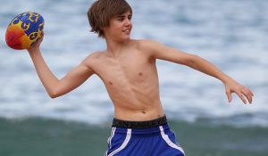 Джастин Бибер пообещал расказать о бойфренде в конце марта