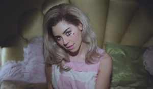Marina and the Diamonds искупала слушателей в викторианской ванной