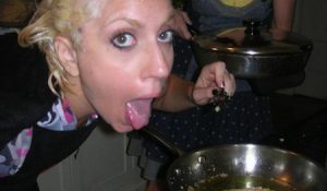 ФОТО ДНЯ: Леди Гага готовит обед без макияжа