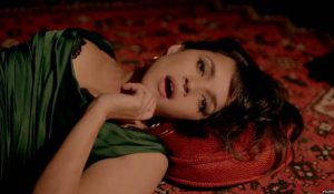 Нора Джонс решилась на убийство в новом видео «Happy Pills»