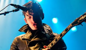 Фронтмен Arctic Monkeys запретил маме посещать его концерты