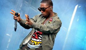 Тайни Темпа и Джесс Глин возглавили британский чарт с совместным хитом “Not Letting Go”