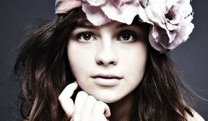 Габриэль Аплин вернулась с новым клипом “Light Up the Dark”