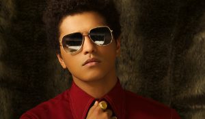 Бруно Марс поделился треком «Versace on the Floor»