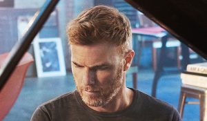 Гари Барлоу и Элтон Джон выпустили клип на совместную песню