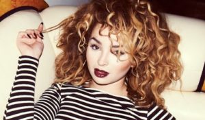 Видео: Ella Eyre – Deeper