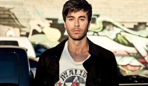 Энрике Иглесиас порезал пальцы во время концерта