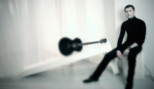 Майкл Найт на сцене Московского Дома Музыки 10 апреля 2014 года