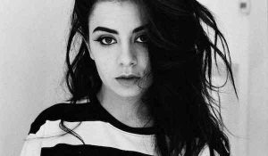 Charli XCX отложила релиз нового альбома