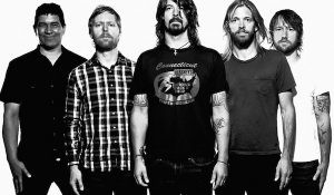 Дэйв Грол выступил на троне в честь юбилея альбома Foo Fighters