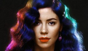 Marina & The Diamonds повеселилась в парке аттракционов в клипе “Blue”