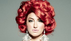 Neon Hitch выпустила новый клип “Sparks”