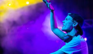 Авичи выпустил вдохновляющий клип “Broken Arrows”