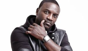 Эйкон выпустил колумбийский клип “Shine the Light”