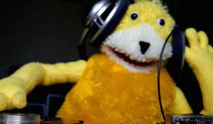 Mr. Oizo и Charli XCX выпустили новый клип “Hand in the Fire”