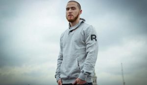 Майк Познер вторую неделю возглавляет британский чарт синглов