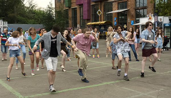 Тот самый человек-зажигалка в розовой рубашке, два дня подряд заводивший толпу. Справа от него "Человек-Санек" - энергетическая поддержка группы Parks Squares & Alleys