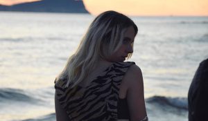 MØ станцевала на берегу океана в клипе «Drum»