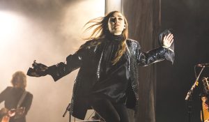 Люкке Ли выпустила синглы «hard rain» и «deep end»