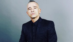 Эрос Рамазотти показал классический клип «In Primo Piano»